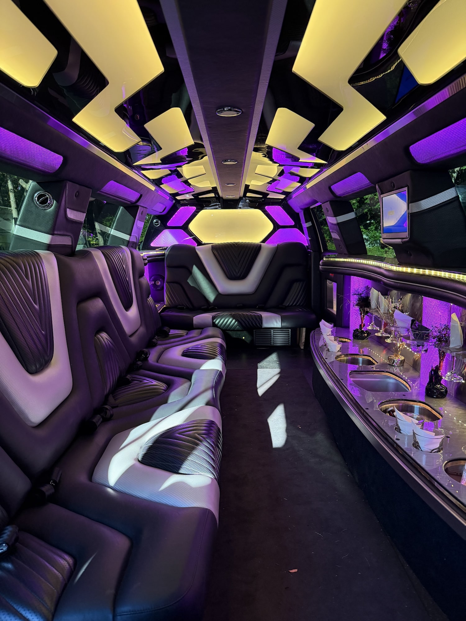JAC Limos Aviator Interior